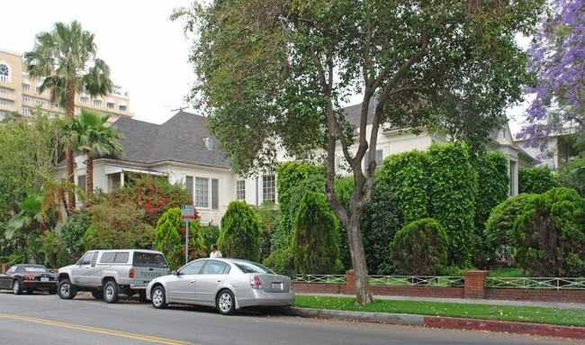 328 N Oakhurst Dr in Beverly Hills, CA - Building Photo - Building Photo