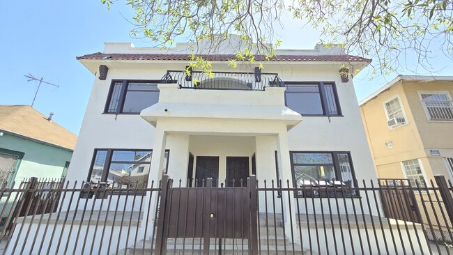 2028 E 3rd St in Los Angeles, CA - Foto de edificio - Building Photo