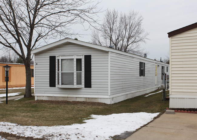 Webberville Park Co in Webberville, MI - Foto de edificio - Building Photo
