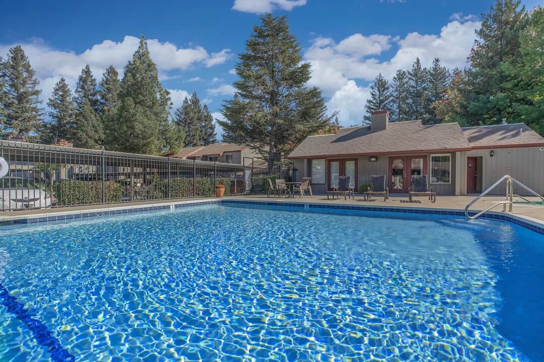 Greenhaven Oaks Apartments in Sacramento, CA - Building Photo