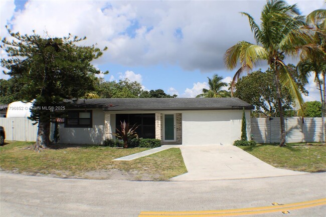2050 N 57th Terrace in Hollywood, FL - Building Photo - Building Photo