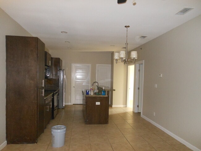 901 E Redbud Ave in McAllen, TX - Foto de edificio - Building Photo