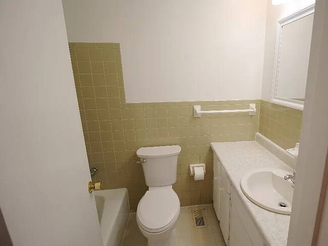 904 N Duchesne Dr in St. Charles, MO - Building Photo - Building Photo