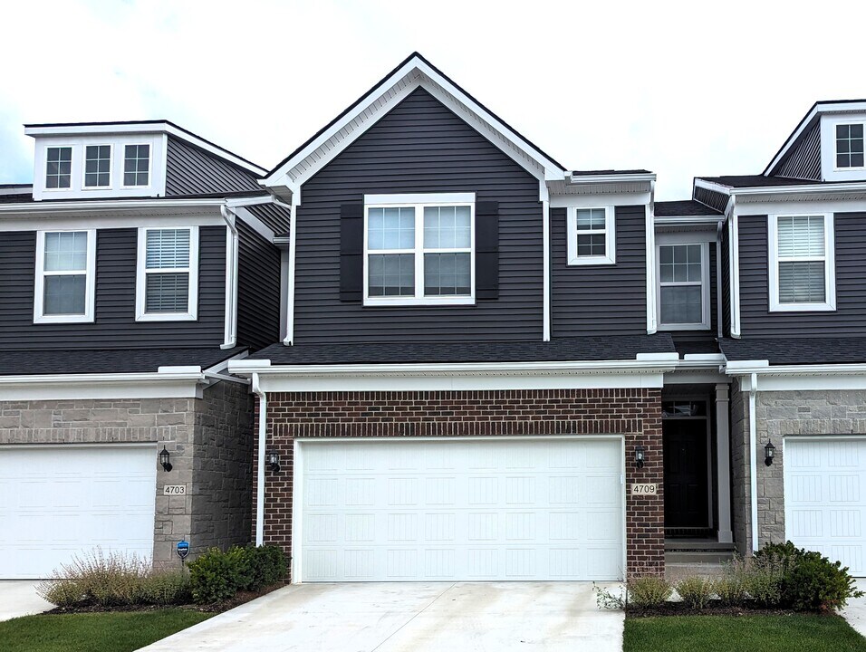 4709 Broomfield Way, Unit 8 in Lake Orion, MI - Building Photo