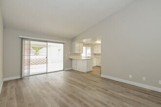 212 Appian Way in Henderson, NV - Building Photo - Building Photo