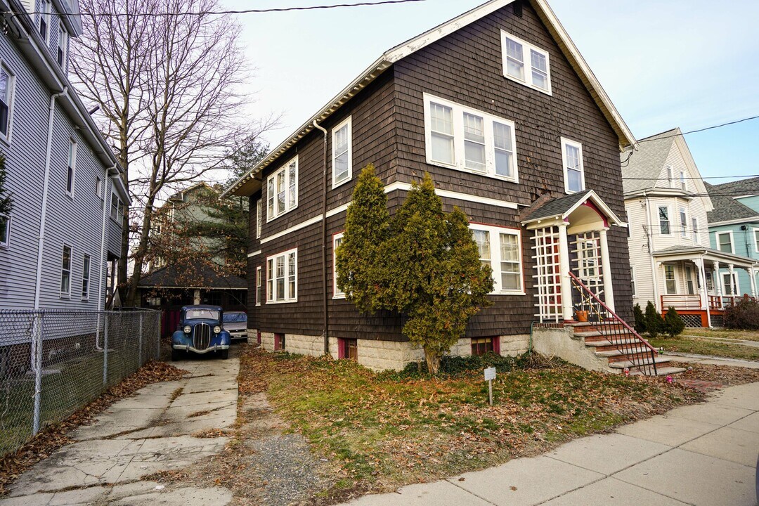 24 Oak Square Ave, Unit 1 in Boston, MA - Foto de edificio