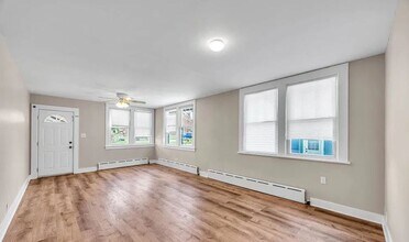 348 Woodbine Way in South Amboy, NJ - Building Photo - Building Photo