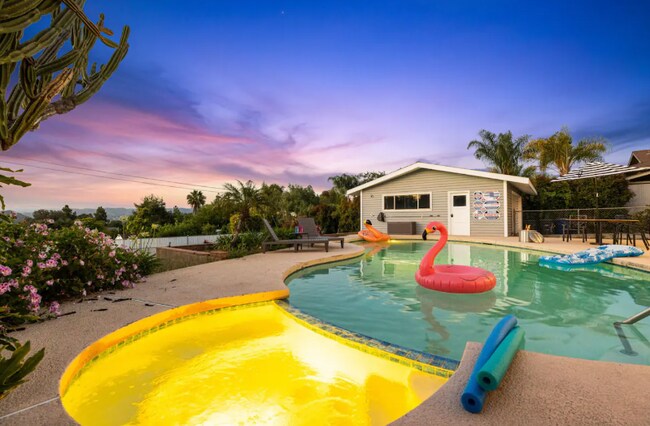 321 W Kalmia St-Unit -Upper in Fallbrook, CA - Foto de edificio - Building Photo