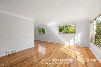 15334 Triskett Rd in Cleveland, OH - Foto de edificio - Building Photo