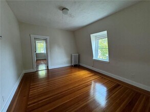 26 Ayrault St in Newport, RI - Foto de edificio - Building Photo