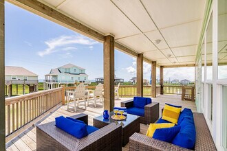 804 1/2 Johnson Crawford Cir in Port Bolivar, TX - Building Photo - Building Photo