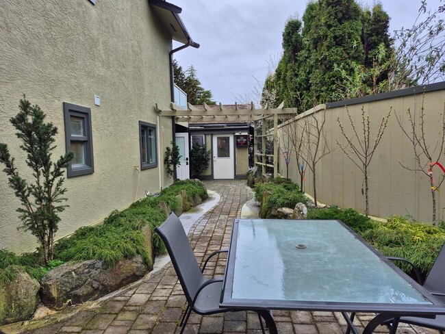 2845 Acacia Dr in Victoria, BC - Building Photo - Building Photo