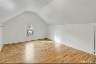 18 Grandview Ave, Unit 4 in Danbury, CT - Foto de edificio - Building Photo