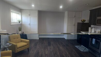 6024 S Mansfield Ave in Los Angeles, CA - Building Photo - Building Photo