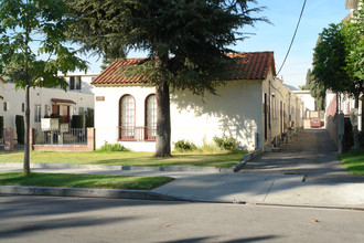 821 E Garfield Ave in Glendale, CA - Foto de edificio - Building Photo