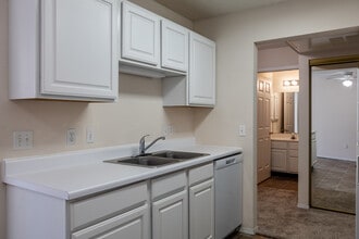 SOUTH POINTE in Sioux Falls, SD - Building Photo - Interior Photo