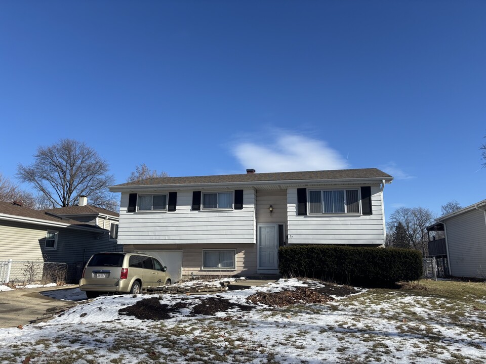 37 S Lodge Ln in Lombard, IL - Building Photo