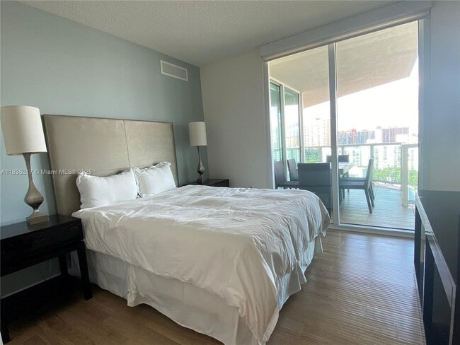 150 Sunny Isles Blvd, Unit 1-1103 in Sunny Isles Beach, FL - Building Photo - Building Photo