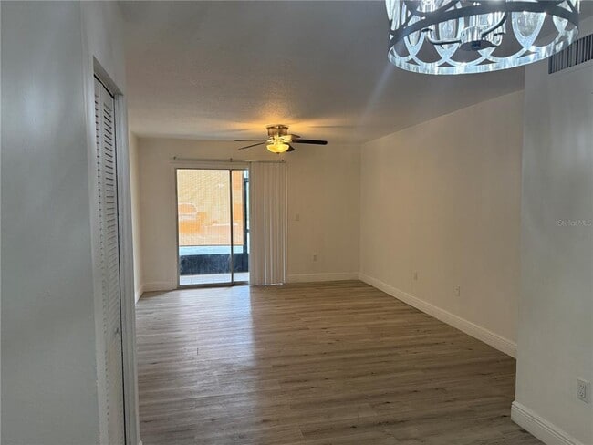 900 N Lake Destiny Rd in Altamonte Springs, FL - Foto de edificio - Building Photo