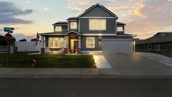 1140 W Edison St in Connell, WA - Building Photo