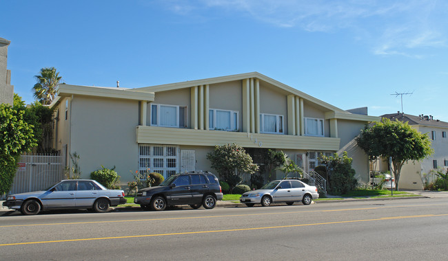 1130 S Fairfax Ave in Los Angeles, CA - Building Photo - Building Photo