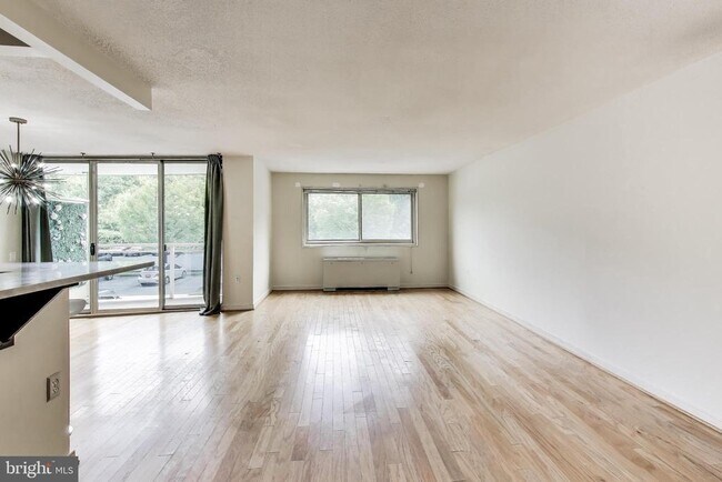 7333 New Hampshire Ave in Takoma Park, MD - Building Photo - Building Photo