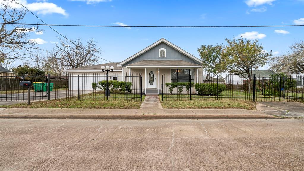 1401 Elm St in Baytown, TX - Building Photo