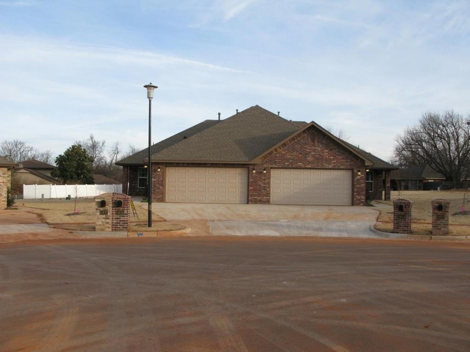 11626 Surrey Ln in Yukon, OK - Building Photo