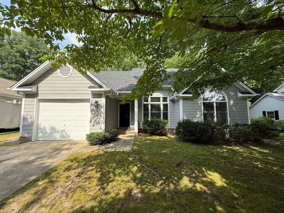 707 Clay Hill Dr in Knightdale, NC - Building Photo