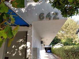 642 Huntley Dr, Unit #3 in West Hollywood, CA - Building Photo
