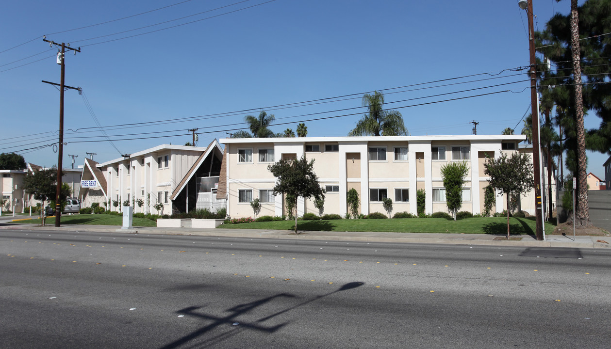 Island Breeze Apartments in Gardena, CA - Building Photo