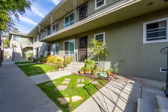 1808 E Appleton St, Unit 2 in Long Beach, CA - Foto de edificio - Building Photo
