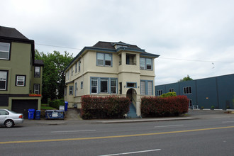 2114 E Burnside St in Portland, OR - Building Photo - Building Photo