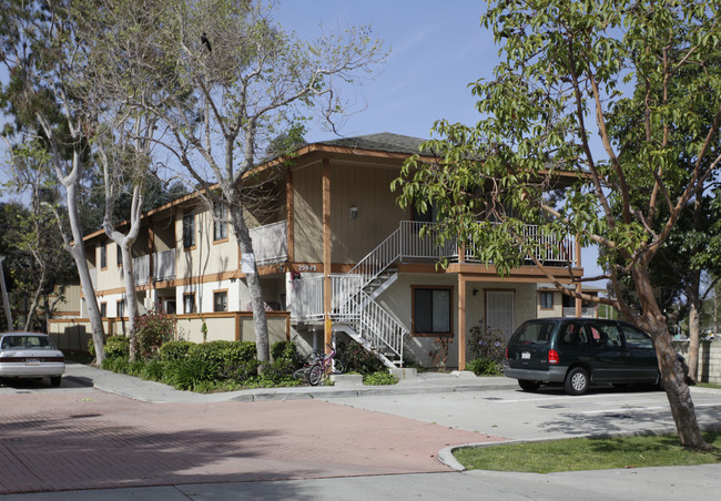 25942 Domingo Ave in Capistrano Beach, CA - Foto de edificio - Building Photo