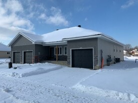 215 Third St W in Cornwall, ON - Building Photo