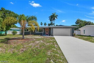 2413 Dover Ave in Ft. Myers, FL - Building Photo