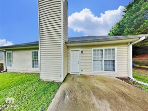 3852 Meadow Glen Way in Fairburn, GA - Foto de edificio - Building Photo