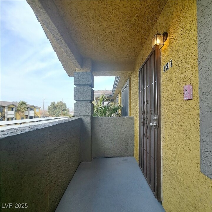 417 E Merlayne Dr in Henderson, NV - Building Photo