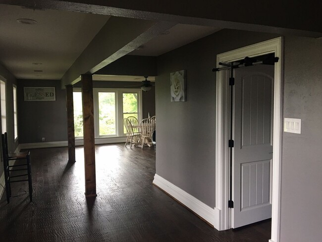 2102 W Bear Creek Rd in Red Oak, TX - Foto de edificio - Building Photo