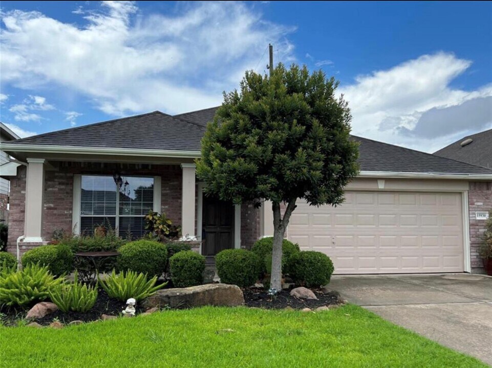 15930 Hidden Crest Dr in Houston, TX - Foto de edificio