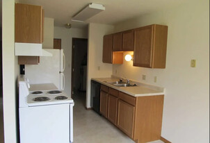 Lawndale Apartments in Grand Forks, ND - Building Photo