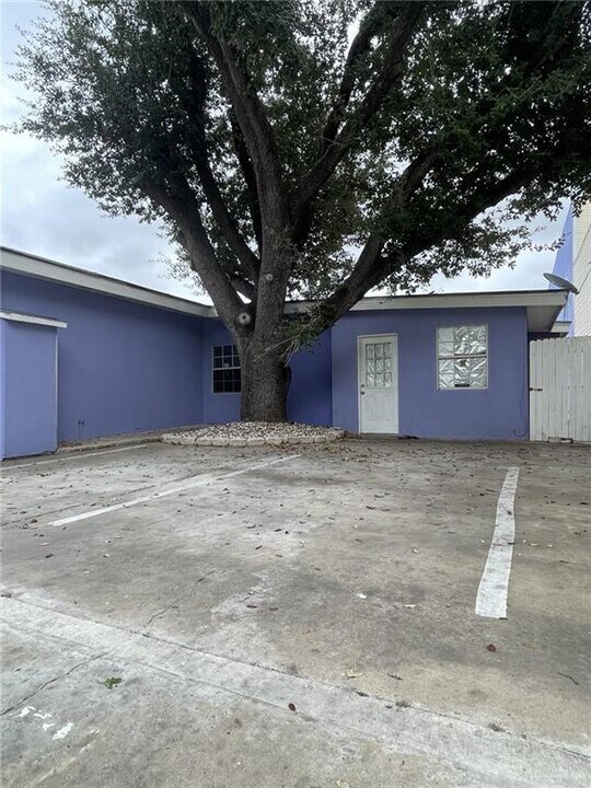 13 E St in Weslaco, TX - Building Photo