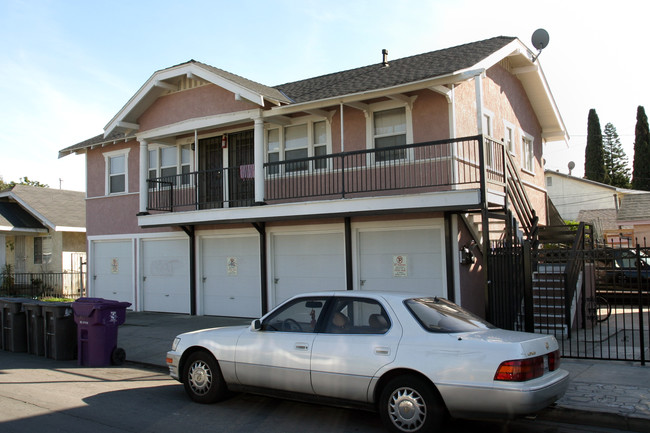 2110-2112 E 14th St in Long Beach, CA - Foto de edificio - Building Photo