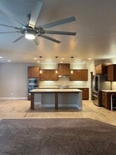 1082 W Quail Rock Way in Hanford, CA - Building Photo - Building Photo