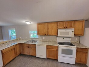 Charming 3-Bedroom, 2-Bath Home with Fence in Casselberry, FL - Building Photo - Building Photo