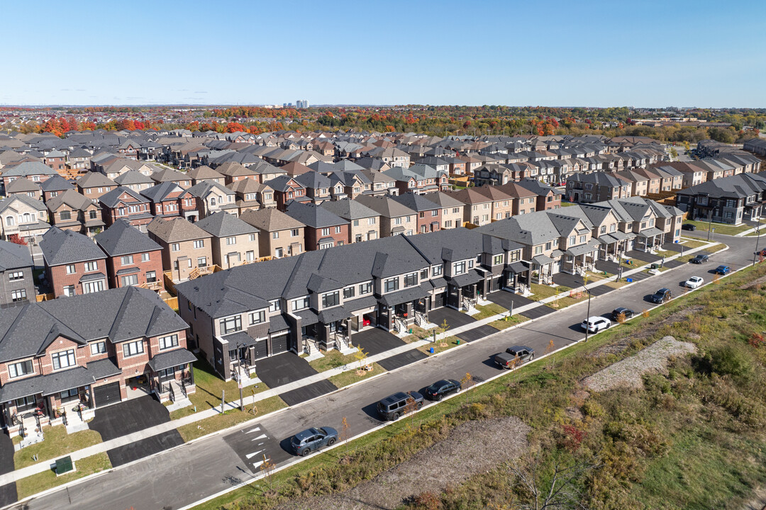 17 Auckland Dr in Whitby, ON - Building Photo