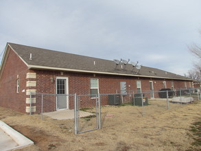 211 W E Ave in Cache, OK - Building Photo - Building Photo