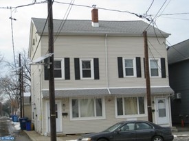 9 Broad St in Florence, NJ - Building Photo