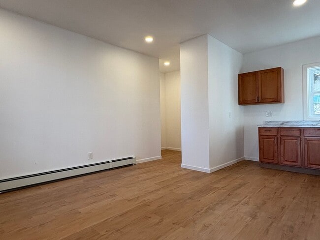 24 Willis St in Bristol, CT - Building Photo - Building Photo