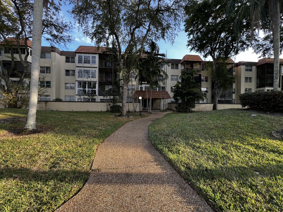 7000 NW 17th St, Unit 406 in Plantation, FL - Building Photo